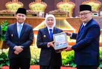 Direktur Jenderal Pemeriksaan Keuangan Negara V BPK RI, Widhi Widayat, kepada Gubernur Jawa Timur Khofifah Indar Parawansa dalam Rapat Paripurna DPRD Provinsi Jawa Timur di Surabaya. (Foto: Adpim For DigitalJatim)