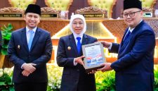 Direktur Jenderal Pemeriksaan Keuangan Negara V BPK RI, Widhi Widayat, kepada Gubernur Jawa Timur Khofifah Indar Parawansa dalam Rapat Paripurna DPRD Provinsi Jawa Timur di Surabaya. (Foto: Adpim For DigitalJatim)