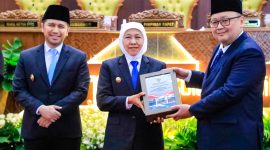 Direktur Jenderal Pemeriksaan Keuangan Negara V BPK RI, Widhi Widayat, kepada Gubernur Jawa Timur Khofifah Indar Parawansa dalam Rapat Paripurna DPRD Provinsi Jawa Timur di Surabaya. (Foto: Adpim For DigitalJatim)