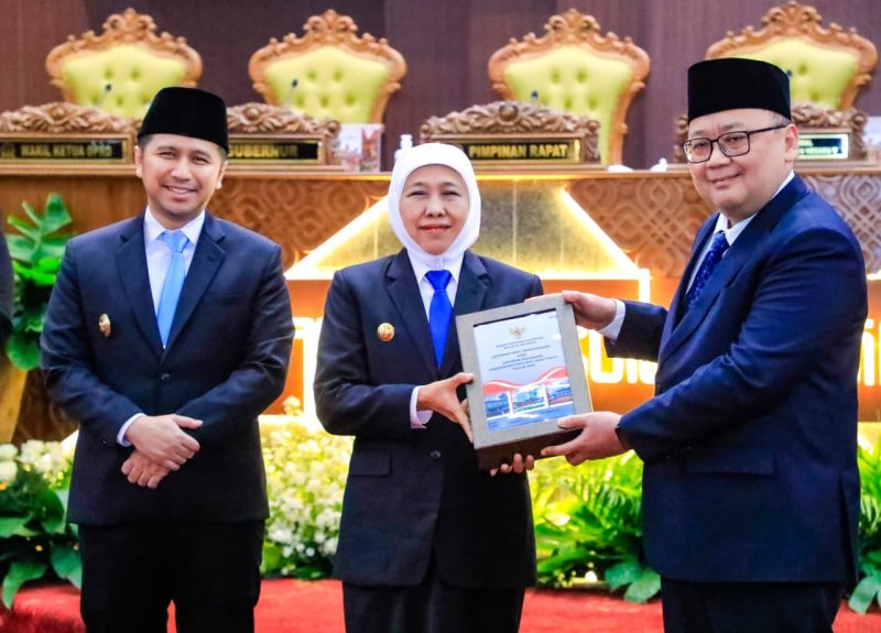 Direktur Jenderal Pemeriksaan Keuangan Negara V BPK RI, Widhi Widayat, kepada Gubernur Jawa Timur Khofifah Indar Parawansa dalam Rapat Paripurna DPRD Provinsi Jawa Timur di Surabaya. (Foto: Adpim For DigitalJatim)
