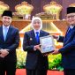 Direktur Jenderal Pemeriksaan Keuangan Negara V BPK RI, Widhi Widayat, kepada Gubernur Jawa Timur Khofifah Indar Parawansa dalam Rapat Paripurna DPRD Provinsi Jawa Timur di Surabaya. (Foto: Adpim For DigitalJatim)