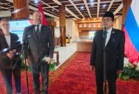 Ketua DPRD Provinsi Jawa Timur M. Musyafak Rouf (kanan) menerima kunjungan delegasi DPRD Kota St. Petersburg Rusia yang dipimpin oleh Ketua DPRD Aleksandr Belskii (kiri) di DPRD Jawa Timur, Surabaya. (Foto: Istimewa)