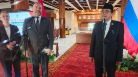 Ketua DPRD Provinsi Jawa Timur M. Musyafak Rouf (kanan) menerima kunjungan delegasi DPRD Kota St. Petersburg Rusia yang dipimpin oleh Ketua DPRD Aleksandr Belskii (kiri) di DPRD Jawa Timur, Surabaya. (Foto: Istimewa)