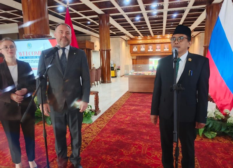 Ketua DPRD Provinsi Jawa Timur M. Musyafak Rouf (kanan) menerima kunjungan delegasi DPRD Kota St. Petersburg Rusia yang dipimpin oleh Ketua DPRD Aleksandr Belskii (kiri) di DPRD Jawa Timur, Surabaya. (Foto: Istimewa)