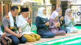 Gubernur Jawa Timur Khofifah Indar Parawansa mendampingi Kapolri Jenderal Polisi Listyo Sigit Prabowo ziarah ke makam Presiden RI ke-4 KH Abdurrahman Wahid (Gus Dur) di Jombang. (Foto: Adpim For DigitalJatim)
