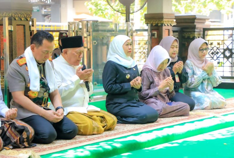Gubernur Jawa Timur Khofifah Indar Parawansa mendampingi Kapolri Jenderal Polisi Listyo Sigit Prabowo ziarah ke makam Presiden RI ke-4 KH Abdurrahman Wahid (Gus Dur) di Jombang. (Foto: Adpim For DigitalJatim)