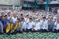 Menteri Koordinator Bidang Infrastruktur dan Pembangunan Kewilayahan (Menko IPK) RI Agus Harimurti Yudhoyono (AHY) bersama santri Pondok Pesantren Al Khoziny di Buduran, Sidoarjo usai meninjau pembangunan gedung. (Foto: Syaiful/DigitalJatim)