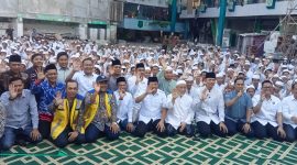 Menteri Koordinator Bidang Infrastruktur dan Pembangunan Kewilayahan (Menko IPK) RI Agus Harimurti Yudhoyono (AHY) bersama santri Pondok Pesantren Al Khoziny di Buduran, Sidoarjo usai meninjau pembangunan gedung. (Foto: Syaiful/DigitalJatim)