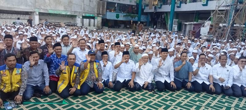 Menteri Koordinator Bidang Infrastruktur dan Pembangunan Kewilayahan (Menko IPK) RI Agus Harimurti Yudhoyono (AHY) bersama santri Pondok Pesantren Al Khoziny di Buduran, Sidoarjo usai meninjau pembangunan gedung. (Foto: Syaiful/DigitalJatim)