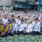 Menteri Koordinator Bidang Infrastruktur dan Pembangunan Kewilayahan (Menko IPK) RI Agus Harimurti Yudhoyono (AHY) bersama santri Pondok Pesantren Al Khoziny di Buduran, Sidoarjo usai meninjau pembangunan gedung. (Foto: Syaiful/DigitalJatim)