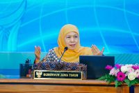 Gubernur Khofifah saat memimpin High Level Meeting (HLM) Forum Investasi, Tim Percepatan Pertumbuhan Ekonomi Daerah (TP2ED), dan Tim Percepatan Akses Keuangan Daerah (TPAKD) Provinsi Jawa Timur Tahun 2026 di Gedung Negara Grahadi Surabaya. (Foto: Adpim For DigitalJatim)