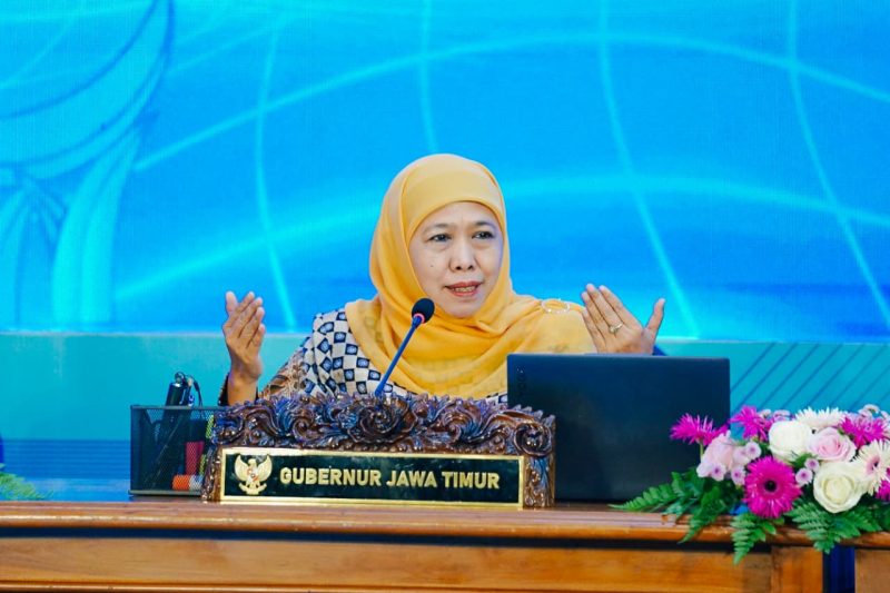 Gubernur Khofifah saat memimpin High Level Meeting (HLM) Forum Investasi, Tim Percepatan Pertumbuhan Ekonomi Daerah (TP2ED), dan Tim Percepatan Akses Keuangan Daerah (TPAKD) Provinsi Jawa Timur Tahun 2026 di Gedung Negara Grahadi Surabaya. (Foto: Adpim For DigitalJatim)