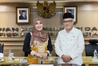 Anggota DPD RI Lia Istifhama (kiri) bersama Menteri Haji dan Umrah (Menhaj) RI M. Irfan Yusuf di Kompleks Parlemen Senayan. (Foto: Istimewa)