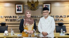 Anggota DPD RI Lia Istifhama (kiri) bersama Menteri Haji dan Umrah (Menhaj) RI M. Irfan Yusuf di Kompleks Parlemen Senayan. (Foto: Istimewa)