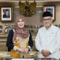 Anggota DPD RI Lia Istifhama (kiri) bersama Menteri Haji dan Umrah (Menhaj) RI M. Irfan Yusuf di Kompleks Parlemen Senayan. (Foto: Istimewa)
