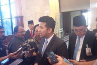 Wakil Gubernur Jawa Timur Emil Elestianto Dardak saat diwawancarai awak media usai sidang paripurna DPRD Jawa Timur. (Foto: Syaiful/DigitalJatim)