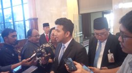 Wakil Gubernur Jawa Timur Emil Elestianto Dardak saat diwawancarai awak media usai sidang paripurna DPRD Jawa Timur. (Foto: Syaiful/DigitalJatim)