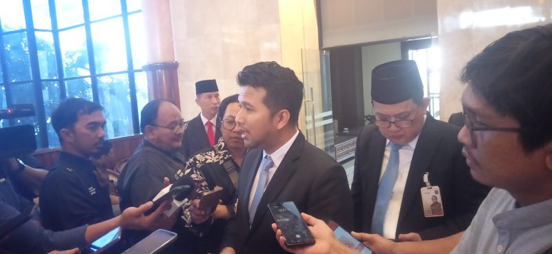 Wakil Gubernur Jawa Timur Emil Elestianto Dardak saat diwawancarai awak media usai sidang paripurna DPRD Jawa Timur. (Foto: Syaiful/DigitalJatim)