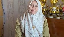 Wakil Ketua DPRD Jatim, Sri Wahyuni ketika mendatangi SMAN 1 Bojonegoro. (foto : Aspri)