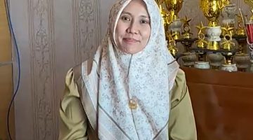 Wakil Ketua DPRD Jatim, Sri Wahyuni ketika mendatangi SMAN 1 Bojonegoro. (foto : Aspri)