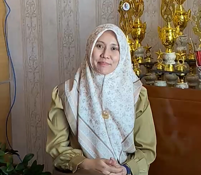 Wakil Ketua DPRD Jatim, Sri Wahyuni ketika mendatangi SMAN 1 Bojonegoro. (foto : Aspri)
