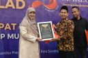 Anggota DPRD Jawa Timur dari Fraksi PKS, Lilik Hendarwati, kembali menorehkan prestasi dengan menerima penghargaan Politisi Peduli Ekonomi Kreatif dalam rangkaian peringatan Milad ke-3 Maklumat.id yang digelar di Hotel Santika Premiere Gubeng Surabaya. (Foto: Istimewa)