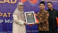 Anggota DPRD Jawa Timur dari Fraksi PKS, Lilik Hendarwati, kembali menorehkan prestasi dengan menerima penghargaan Politisi Peduli Ekonomi Kreatif dalam rangkaian peringatan Milad ke-3 Maklumat.id yang digelar di Hotel Santika Premiere Gubeng Surabaya. (Foto: Istimewa)