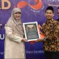 Anggota DPRD Jawa Timur dari Fraksi PKS, Lilik Hendarwati, kembali menorehkan prestasi dengan menerima penghargaan Politisi Peduli Ekonomi Kreatif dalam rangkaian peringatan Milad ke-3 Maklumat.id yang digelar di Hotel Santika Premiere Gubeng Surabaya. (Foto: Istimewa)