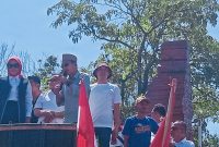 Wakil Bupati Sidoarjo Mimik Idayana didampingi Ketua DPRD Sidoarjo Abdillah Nasih menemui ribuan aksi damai di depan Pendopo Pemkab. Sidoarjo. (Foto: Syaiful/DigitalJatim)
