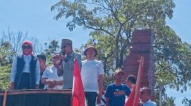 Wakil Bupati Sidoarjo Mimik Idayana didampingi Ketua DPRD Sidoarjo Abdillah Nasih menemui ribuan aksi damai di depan Pendopo Pemkab. Sidoarjo. (Foto: Syaiful/DigitalJatim)