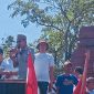 Wakil Bupati Sidoarjo Mimik Idayana didampingi Ketua DPRD Sidoarjo Abdillah Nasih menemui ribuan aksi damai di depan Pendopo Pemkab. Sidoarjo. (Foto: Syaiful/DigitalJatim)