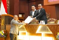 Juru Bicara Fraksi PKS DPRD Jawa Timur Puguh Wiji Pamungkas, saat membacakan Pemandangan Umum Fraksi PKS dalam Rapat Paripurna DPRD Jawa Timur. (Foto: Adpim For DigitalJatim)