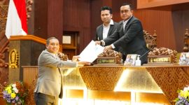 Juru Bicara Fraksi PKS DPRD Jawa Timur Puguh Wiji Pamungkas, saat membacakan Pemandangan Umum Fraksi PKS dalam Rapat Paripurna DPRD Jawa Timur. (Foto: Adpim For DigitalJatim)