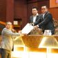 Juru Bicara Fraksi PKS DPRD Jawa Timur Puguh Wiji Pamungkas, saat membacakan Pemandangan Umum Fraksi PKS dalam Rapat Paripurna DPRD Jawa Timur. (Foto: Adpim For DigitalJatim)