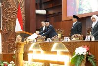 Juru Bicara Fraksi PKB DPRD Jatim, Hj. Laili Abidah saat menyampaikan pandangan fraksi terhadap Raperda Penghormatan, Perlindungan, dan Pemenuhan Hak Penyandang Disabilitas dalam rapat paripurna DPRD Jatim. (Foto: Istimewa)