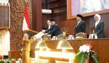 Juru Bicara Fraksi PKB DPRD Jatim, Hj. Laili Abidah saat menyampaikan pandangan fraksi terhadap Raperda Penghormatan, Perlindungan, dan Pemenuhan Hak Penyandang Disabilitas dalam rapat paripurna DPRD Jatim. (Foto: Istimewa)
