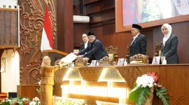Juru Bicara Fraksi PKB DPRD Jatim, Hj. Laili Abidah saat menyampaikan pandangan fraksi terhadap Raperda Penghormatan, Perlindungan, dan Pemenuhan Hak Penyandang Disabilitas dalam rapat paripurna DPRD Jatim. (Foto: Istimewa)