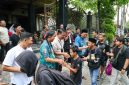 Keberangkatan tim dilepas Asisten Pemerintahan dan Kesejahteraan Rakyat Kota Surabaya M Fikser di Sekretariat Purbaya, Rungkut Asri Barat. (Foto: Humas Pemkot)