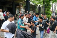 Keberangkatan tim dilepas Asisten Pemerintahan dan Kesejahteraan Rakyat Kota Surabaya M Fikser di Sekretariat Purbaya, Rungkut Asri Barat. (Foto: Humas Pemkot)