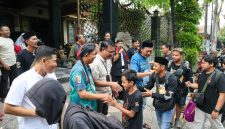 Keberangkatan tim dilepas Asisten Pemerintahan dan Kesejahteraan Rakyat Kota Surabaya M Fikser di Sekretariat Purbaya, Rungkut Asri Barat. (Foto: Humas Pemkot)
