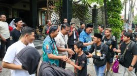 Keberangkatan tim dilepas Asisten Pemerintahan dan Kesejahteraan Rakyat Kota Surabaya M Fikser di Sekretariat Purbaya, Rungkut Asri Barat. (Foto: Humas Pemkot)