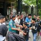 Keberangkatan tim dilepas Asisten Pemerintahan dan Kesejahteraan Rakyat Kota Surabaya M Fikser di Sekretariat Purbaya, Rungkut Asri Barat. (Foto: Humas Pemkot)