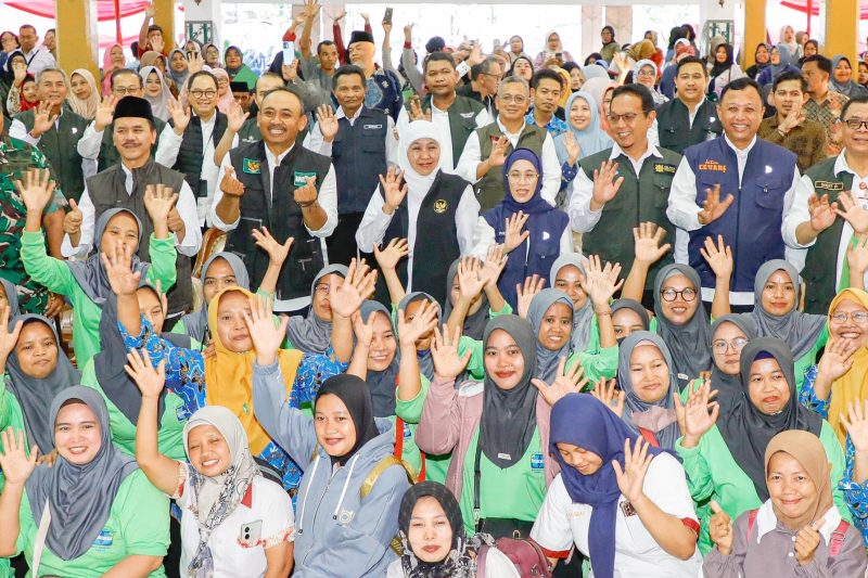 Gubernur Khofifah Salurkan Bansos Rp32,16 Miliar untuk Warga Ngawi, Jaga Daya Beli dan Perkuat Ekonomi Desa. (Foto: Adpim For DigitalJatim)