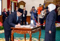 Gubernur Jawa Timur Khofifah Indar Parawansa mengukuhkan Kepala Perwakilan Badan Kependudukan dan Keluarga Berencana Nasional (BKKBN) Provinsi Jawa Timur, Shodiqin, di Gedung Negara Grahadi Surabaya. (Foto: Adpim For DigitalJatim)