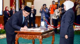 Gubernur Jawa Timur Khofifah Indar Parawansa mengukuhkan Kepala Perwakilan Badan Kependudukan dan Keluarga Berencana Nasional (BKKBN) Provinsi Jawa Timur, Shodiqin, di Gedung Negara Grahadi Surabaya. (Foto: Adpim For DigitalJatim)
