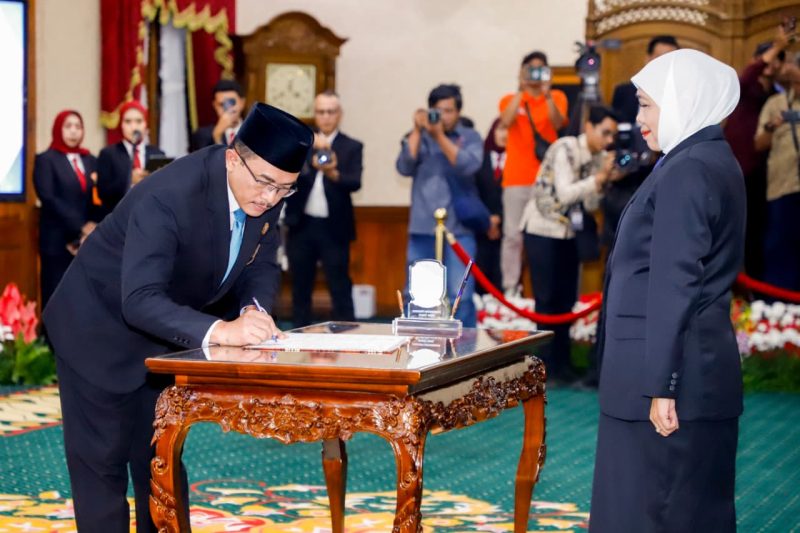 Gubernur Jawa Timur Khofifah Indar Parawansa mengukuhkan Kepala Perwakilan Badan Kependudukan dan Keluarga Berencana Nasional (BKKBN) Provinsi Jawa Timur, Shodiqin, di Gedung Negara Grahadi Surabaya. (Foto: Adpim For DigitalJatim)