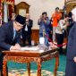 Gubernur Jawa Timur Khofifah Indar Parawansa mengukuhkan Kepala Perwakilan Badan Kependudukan dan Keluarga Berencana Nasional (BKKBN) Provinsi Jawa Timur, Shodiqin, di Gedung Negara Grahadi Surabaya. (Foto: Adpim For DigitalJatim)