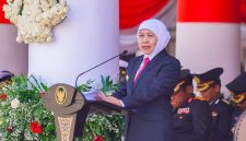 Gubernur Jawa Timur Khofifah Indar Parawansa menjadi Inspektur Upacara Peringatan Hari Lahir Pancasila Tahun 2026 yang digelar di Gedung Negara Grahadi Surabaya. (Foto : Adpim For DigitalJatim)