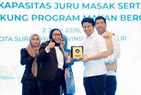 Wakil Gubernur Jawa Timur Emil Elestianto Dardak saat membuka kegiatan Sosialisasi Pemberdayaan Ekonomi Kerakyatan dengan tema Diseminasi Keamanan Pangan Dan Peningkatan Kapasitas Juru Masak Serta Ahli Gizi dalam Mendukung Program Makan Bergizi Gratis (MBG) di Widya Mandala Hall, Surabaya. (Foto: Adpim For DigitalJatim)