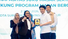 Wakil Gubernur Jawa Timur Emil Elestianto Dardak saat membuka kegiatan Sosialisasi Pemberdayaan Ekonomi Kerakyatan dengan tema Diseminasi Keamanan Pangan Dan Peningkatan Kapasitas Juru Masak Serta Ahli Gizi dalam Mendukung Program Makan Bergizi Gratis (MBG) di Widya Mandala Hall, Surabaya. (Foto: Adpim For DigitalJatim)
